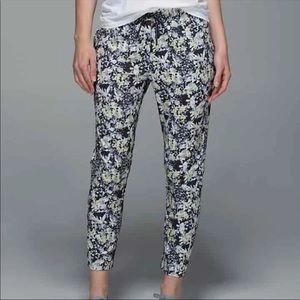Lululemon Floral Jet Crop Slim